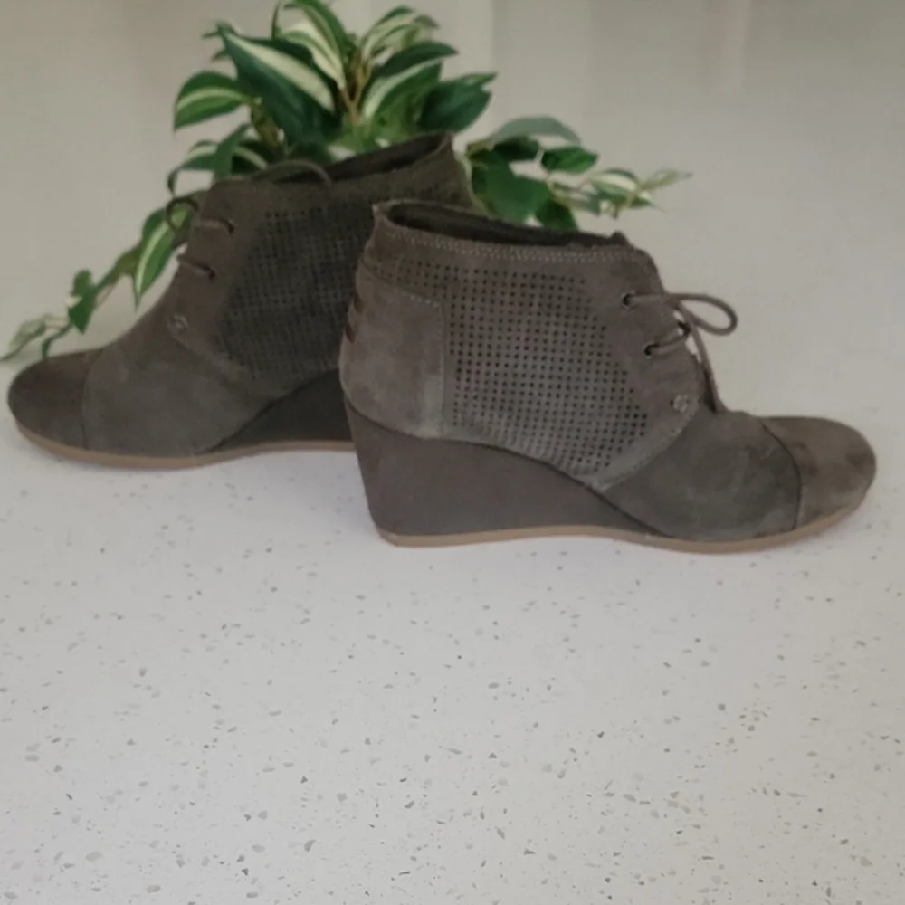 Toms Olive Brown Wedge Shoes with Lace-Up Design - Picture 1 of 7